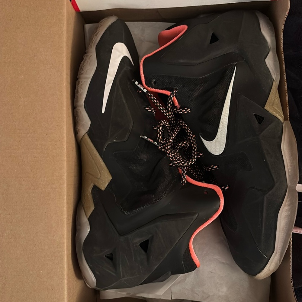 NIKE LEBRON 11 XI (GS) BLACK-BRIGHT MANGO SZ 7Y-WOMENS SZ 9